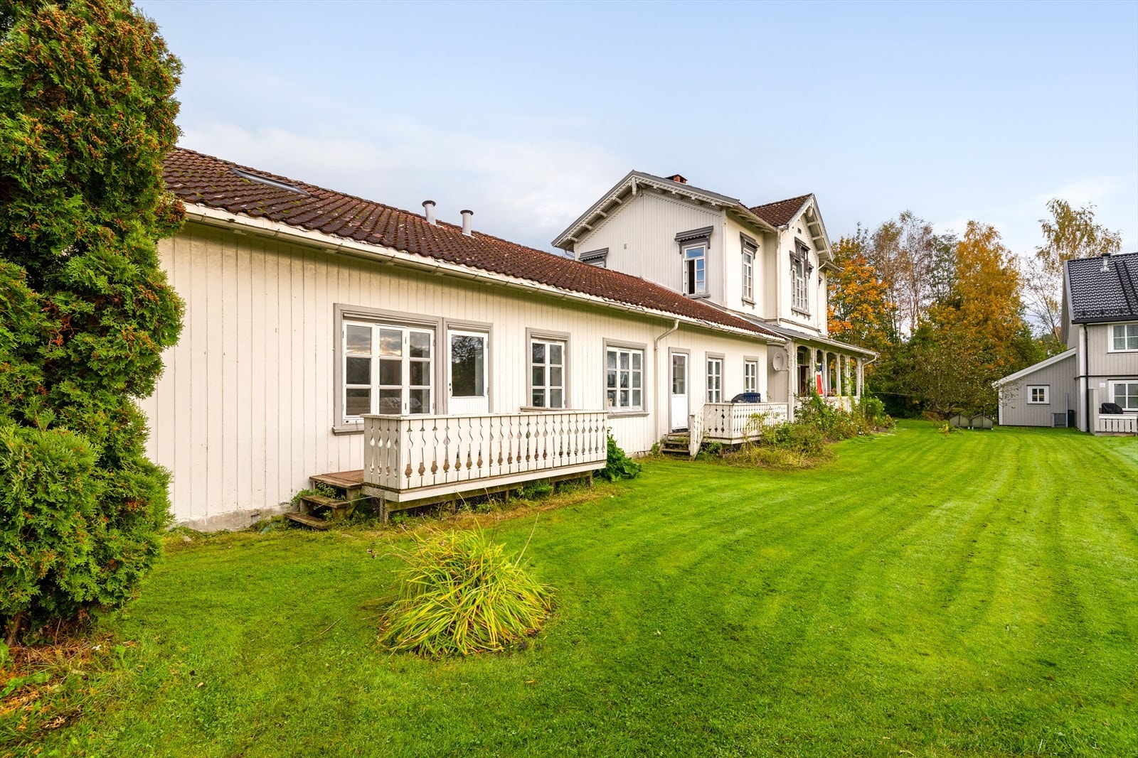 Gode bussforbindelser i nærområdet, både langs Grogata og Ulefossvegen, med hyppige avganger i retning sentrum og i retning Porsgrunn. Galleribilde