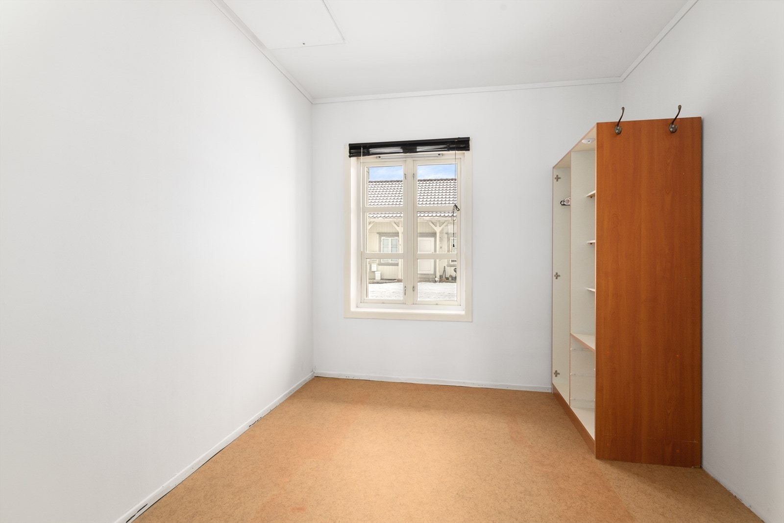 Soverom med tilkomst fra kjøkkenet, med fin plass til seng og garderobeløsning. Galleribilde