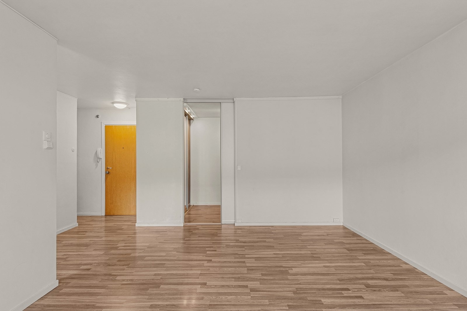 Fra stuen er det videre adkomst til en praktisk sovealkove, et lunt og skjermet sovested som utnytter planløsningen godt. Galleribilde