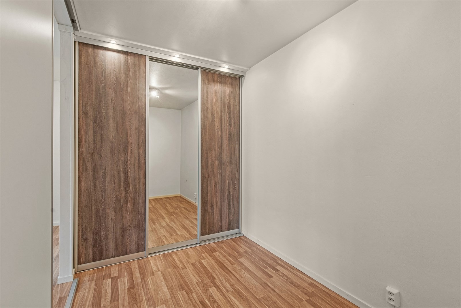 En romslig skyvedørsgarderobe sørger for svært god lagringsplass og bidrar til en ryddig og praktisk hverdag. Galleribilde