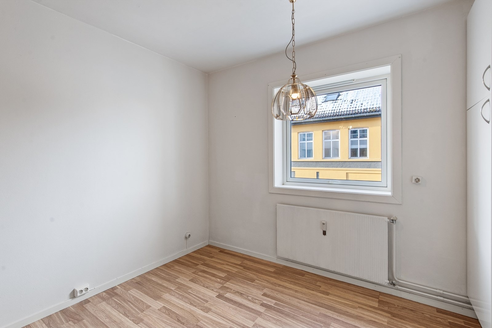 Ved vinduet får du plass til en hyggelig frokostplass, perfekt for å nyte morgenkaffen i gode lysforhold Galleribilde