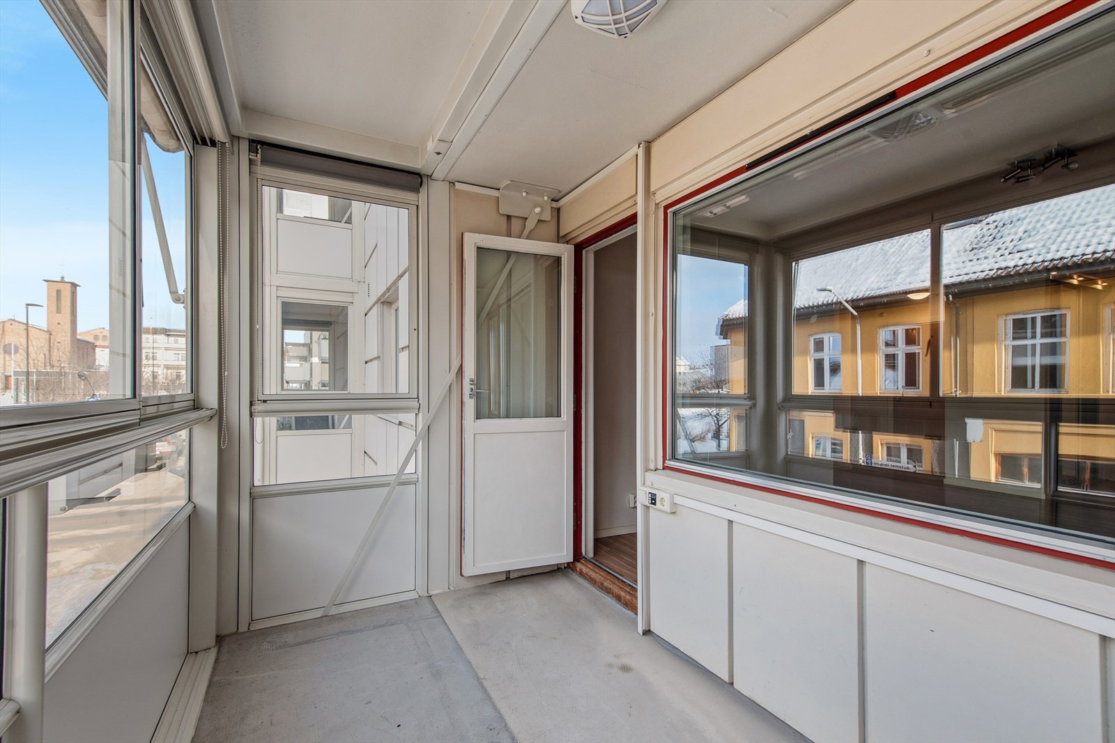 Balkongen har god plass til hagemøbler og byr på en deilig uteplass perfekt for rolige stunder i solen. Galleribilde