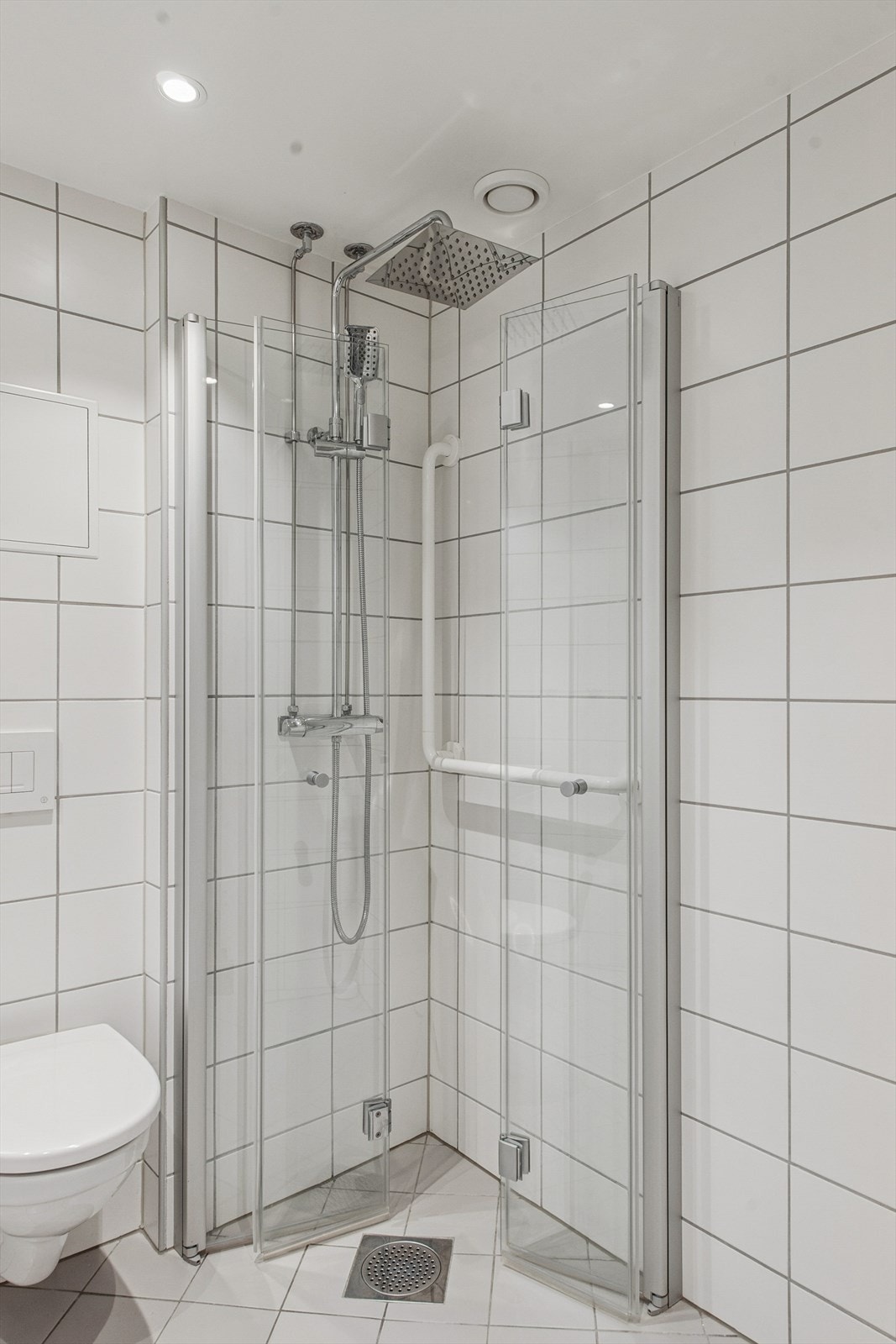 Dusjhjørnet har innfellbare glassvegger. Galleribilde