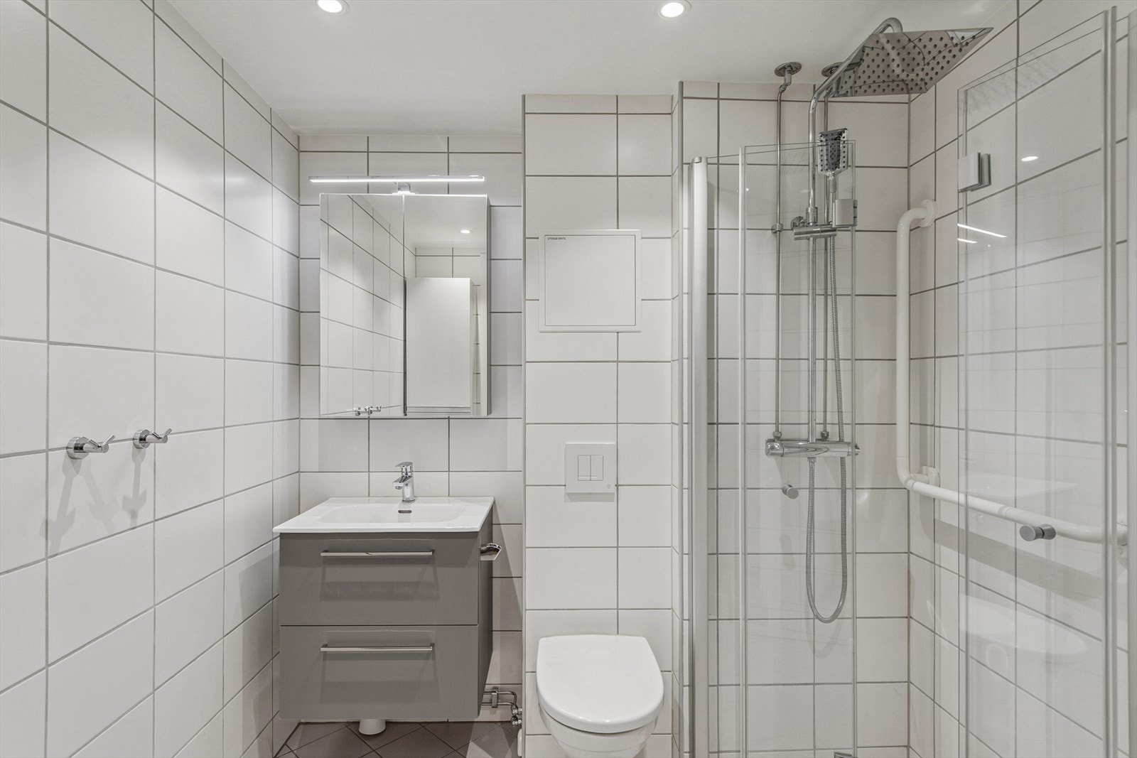 Flislagt baderom som varmes opp ved bruk av elektriske varmekabler. Galleribilde