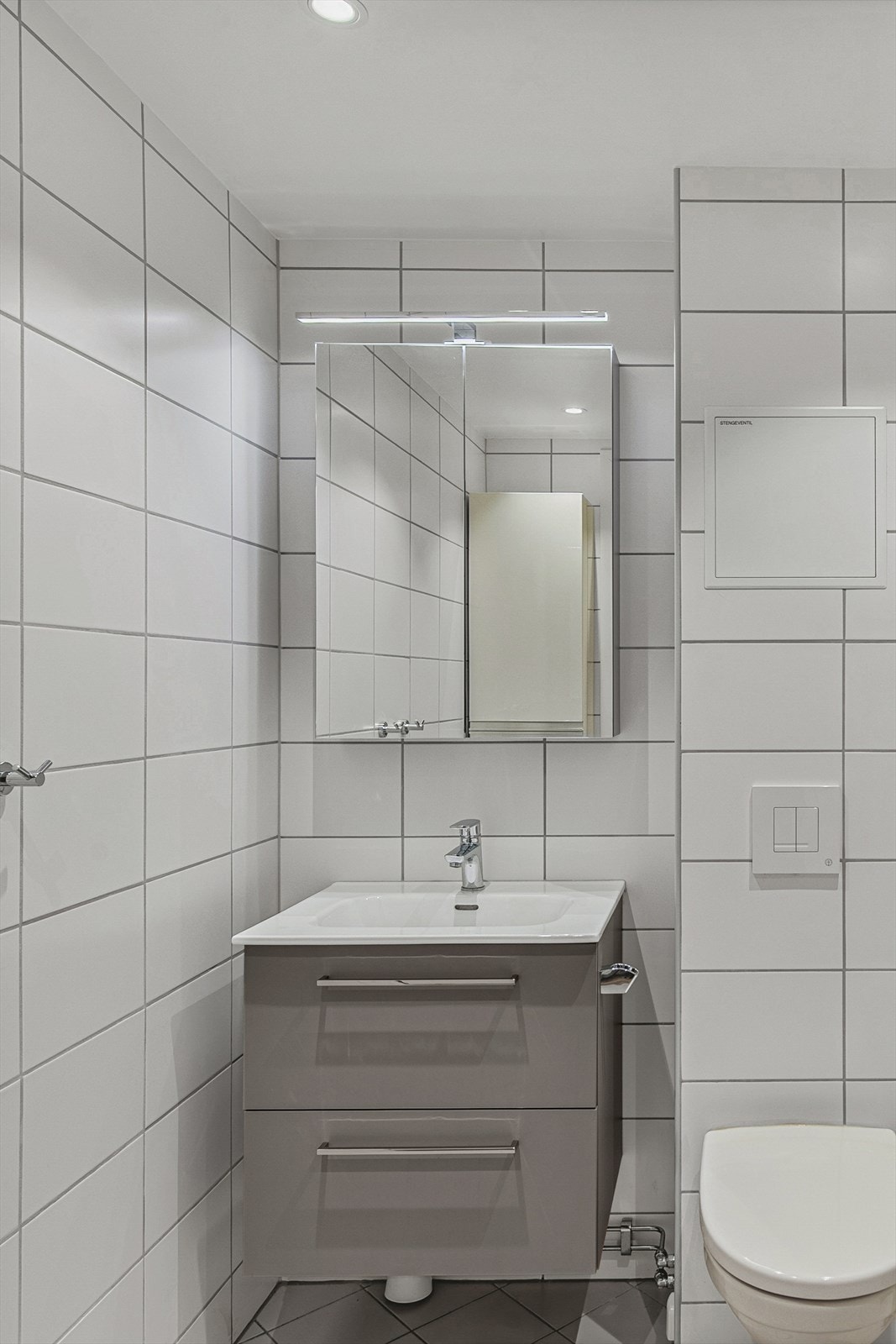 Ventilasjonen er naturlig, med en ventil i taket og tilluft via spalte under døren. Galleribilde