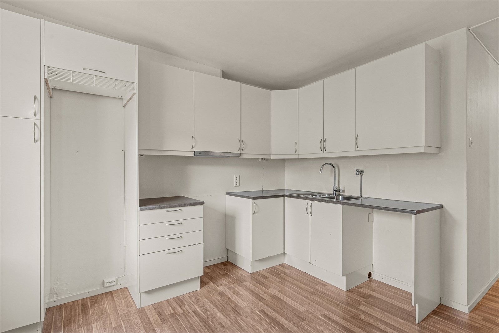 Kjøkkenet har plass til frittstående hvitevarer. Galleribilde