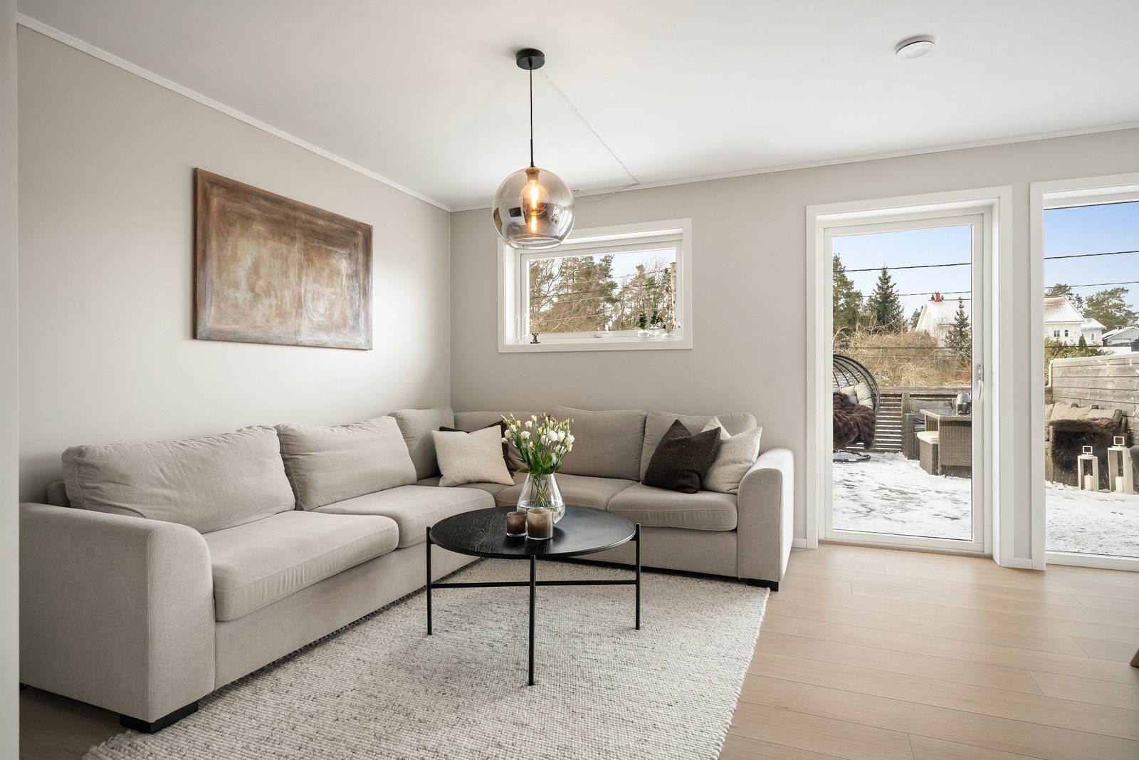 Her er flere store vindusflater som slipper inn mye naturlig lys og skaper en god atmosfære i rommet. Galleribilde