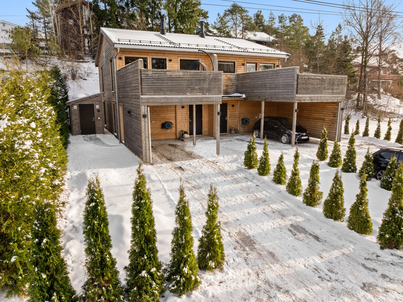 Parkeringsmuligheter i carport med el-bil lader montert, samt i gruset oppkjørsel. Galleribilde