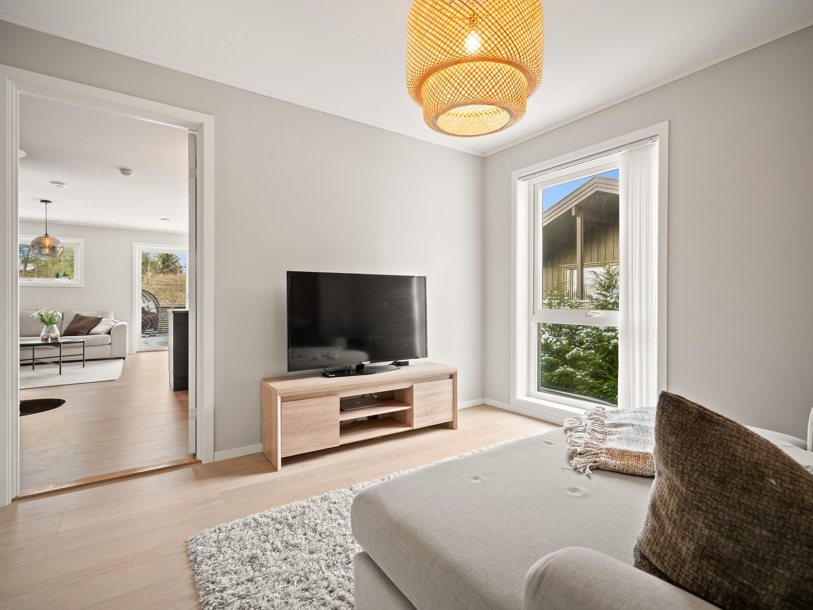 Inn forbi kjøkkenet er boligens tredje soverom som har eget bad og walk-in-closet. Galleribilde