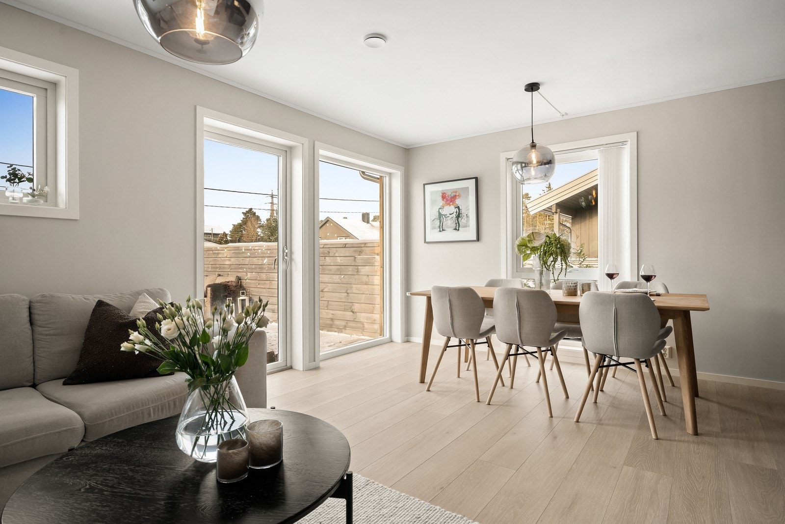 Herfra er det utgang til en stor veranda Galleribilde