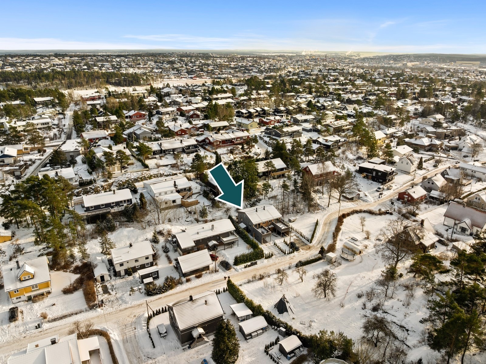 Vertikaldelt tomannsbolig som ligger i et etablert nabolag i en blindvei med lite trafikk. Galleribilde