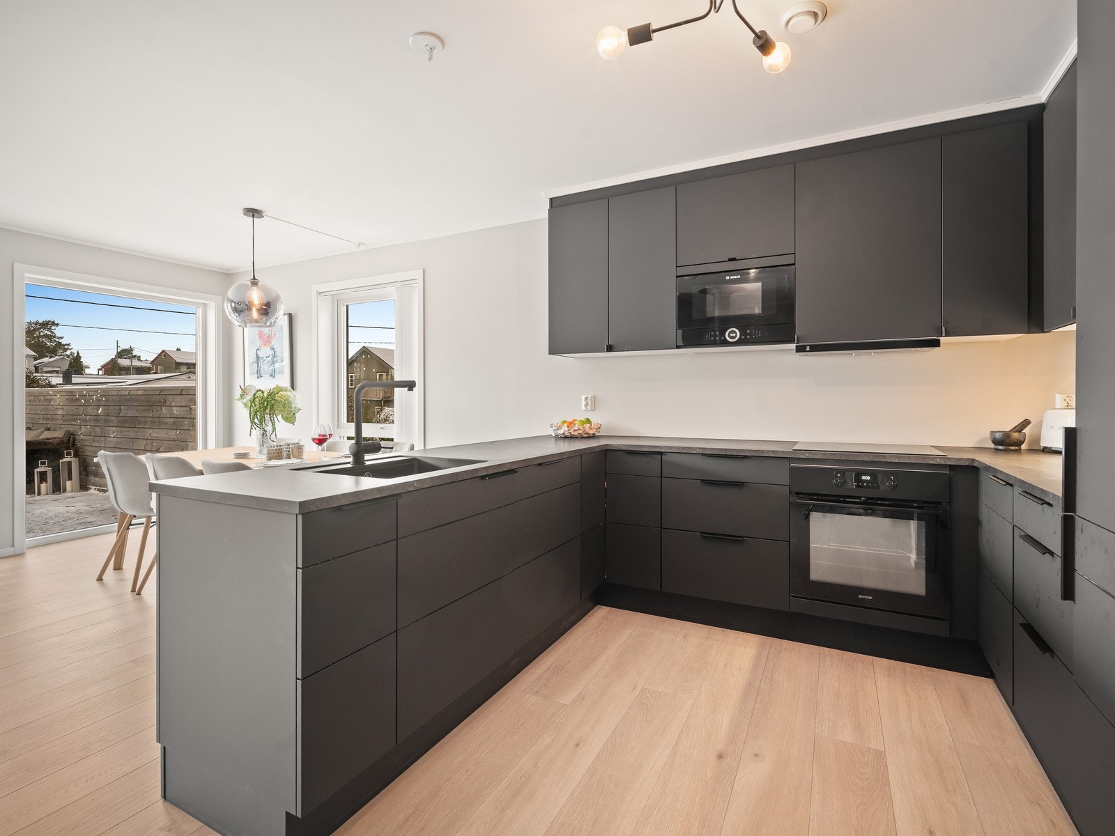 Her er det godt med både skap- og benkeplass. Galleribilde