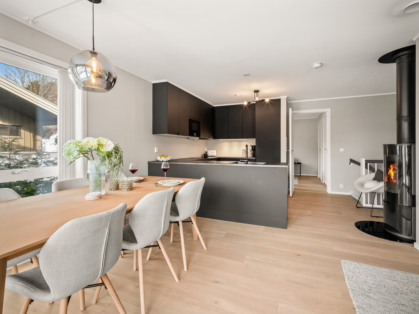 I tilknytning til kjøkkenet, kan spisebord enkelt plasseres. Galleribilde