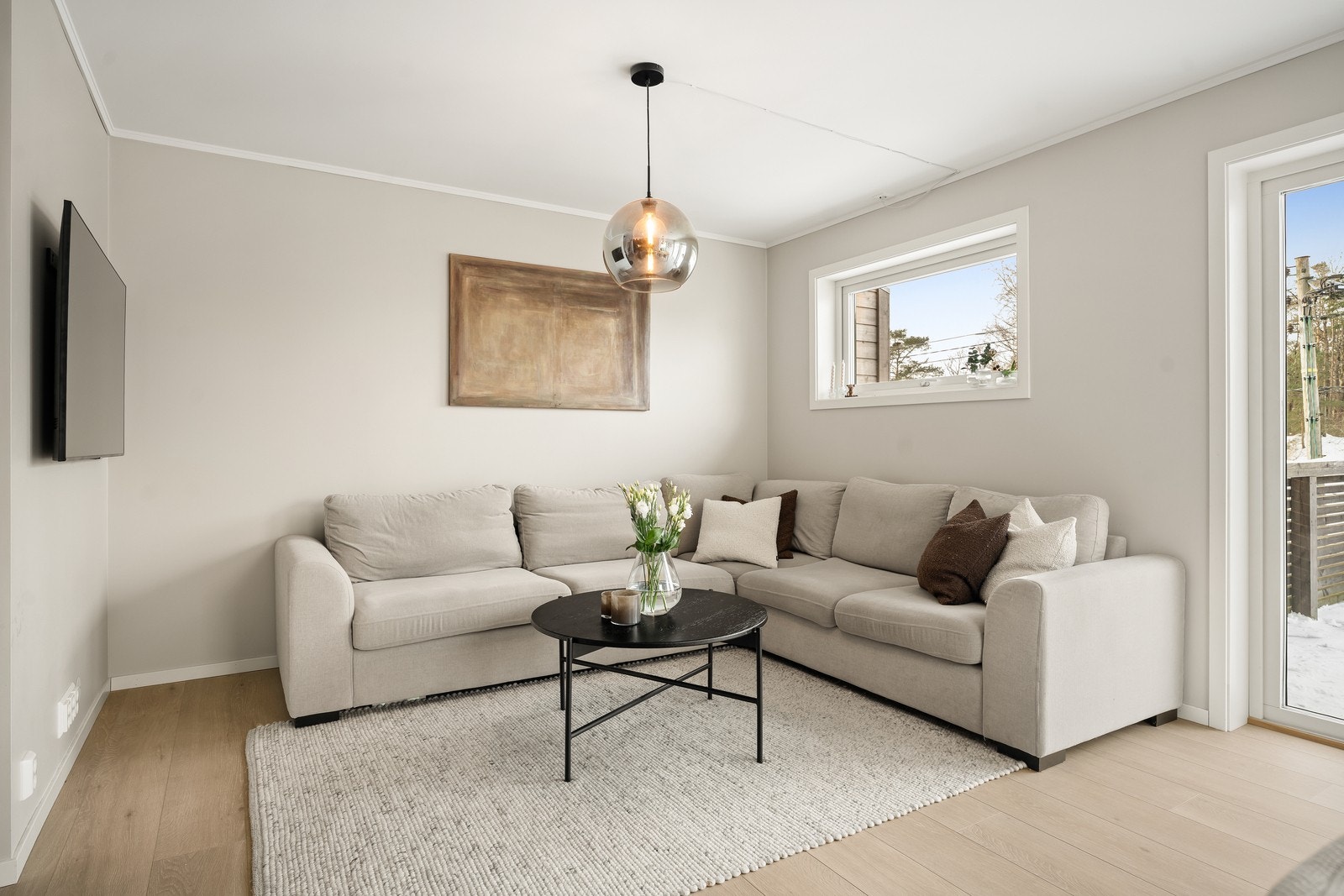 Her er det plass til å innrede med en stor sofagruppe. Galleribilde