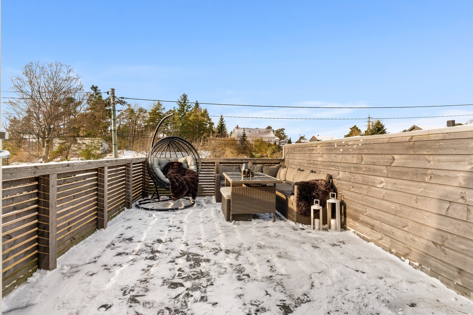 Verandaen blir en forlengelse av stuen på varme sommerdager. Galleribilde