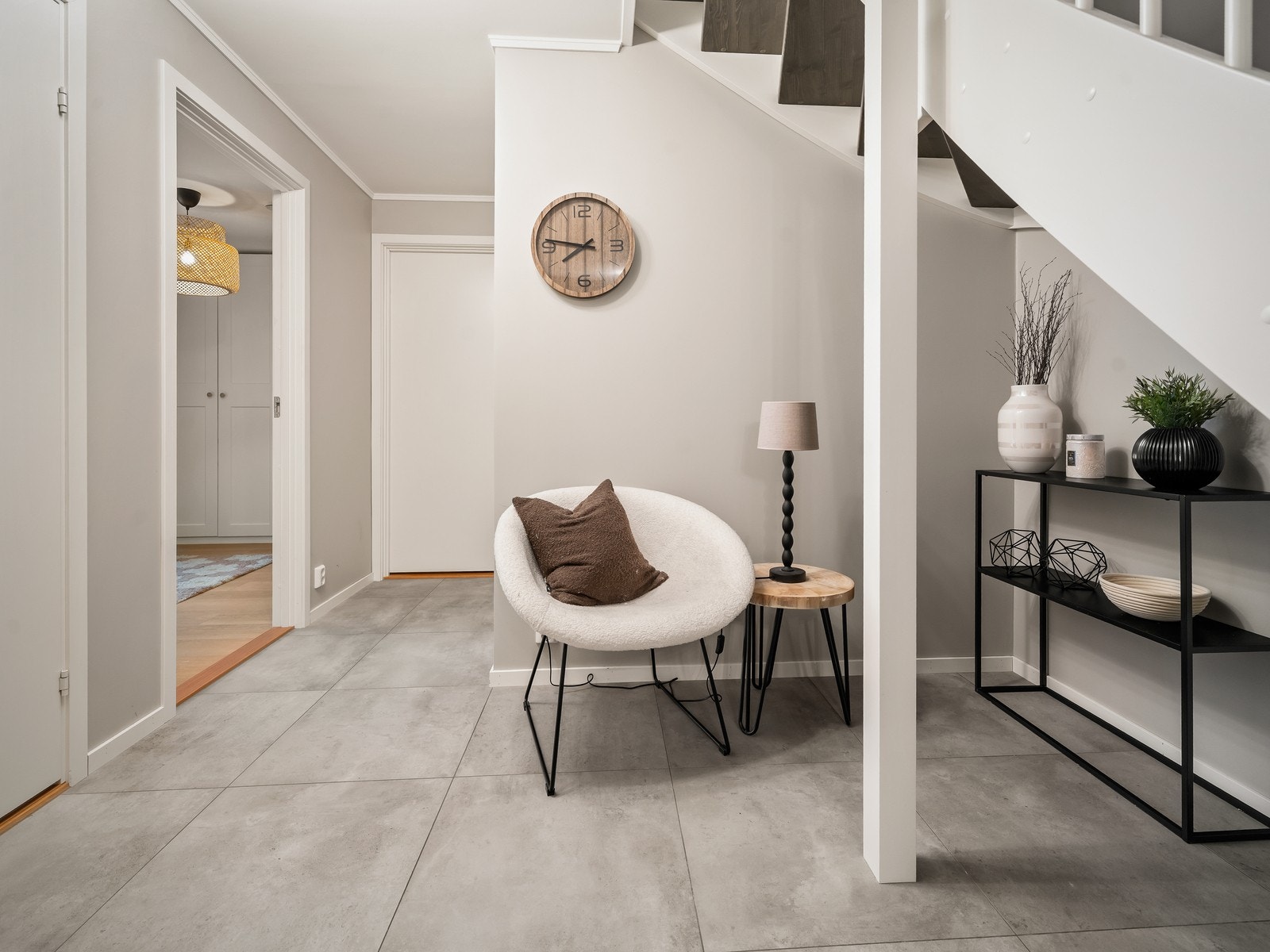 Gangen er belagt med store fliser som har behagelig gulvvarme. Galleribilde