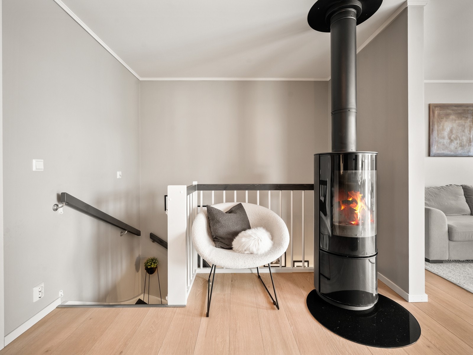 Det er montert peisovn for både varme og hygge på kalde dager. Galleribilde