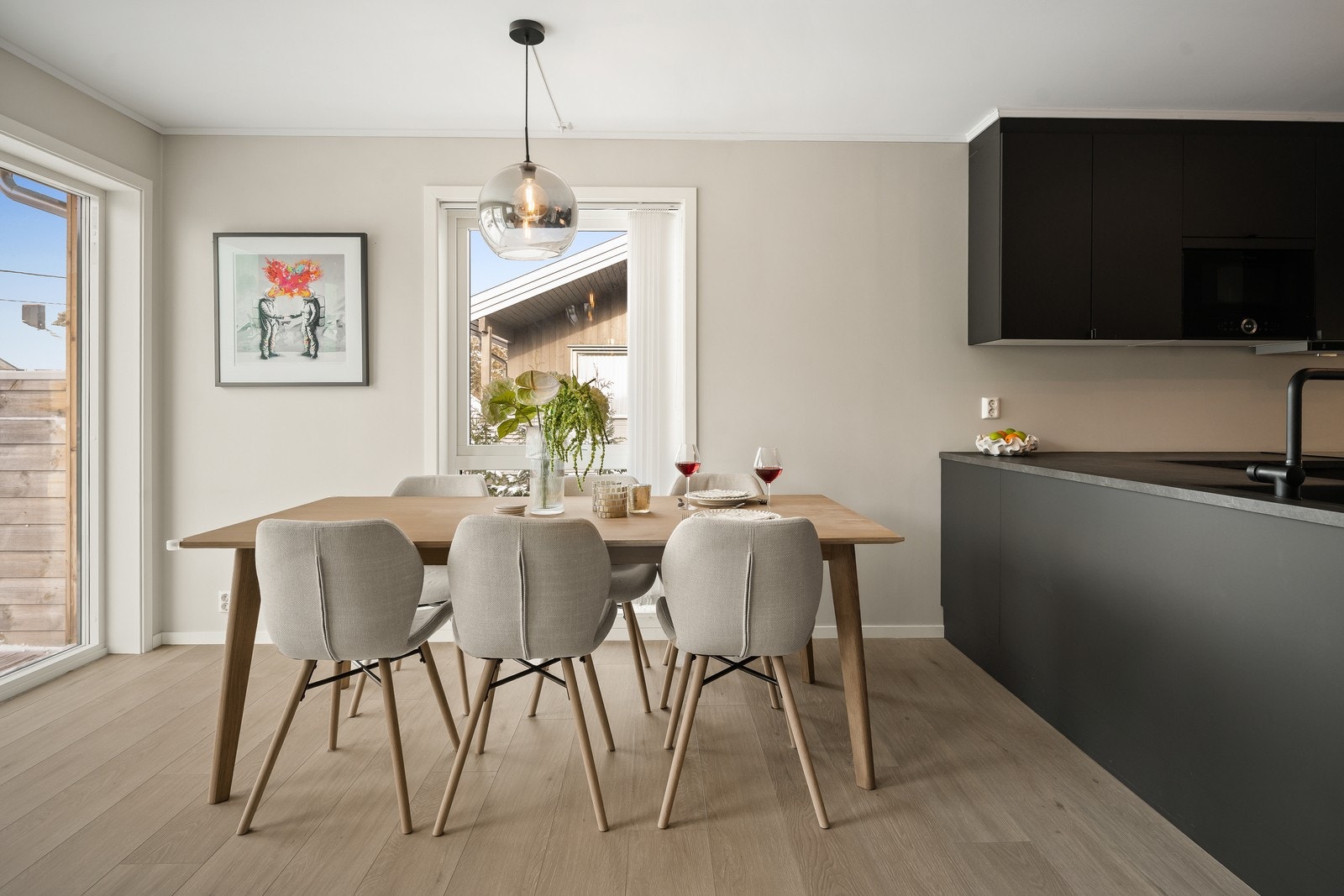 Boligen er gjennomført med duse, tidsriktige farge- og materialvalg. Galleribilde