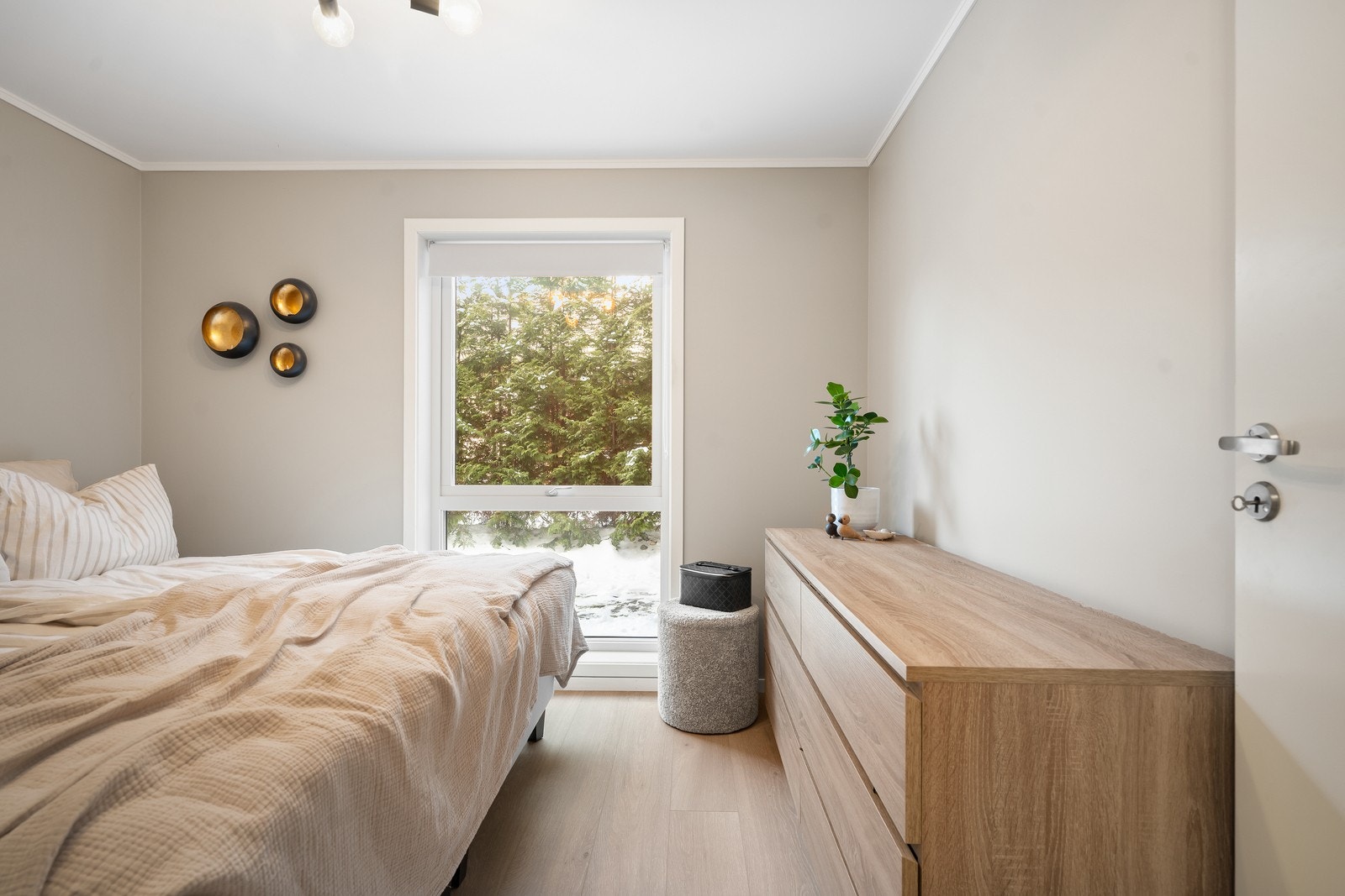 Alle soverommene har god plass til å innrede med stor seng, nattbord og oppbevaring. Galleribilde