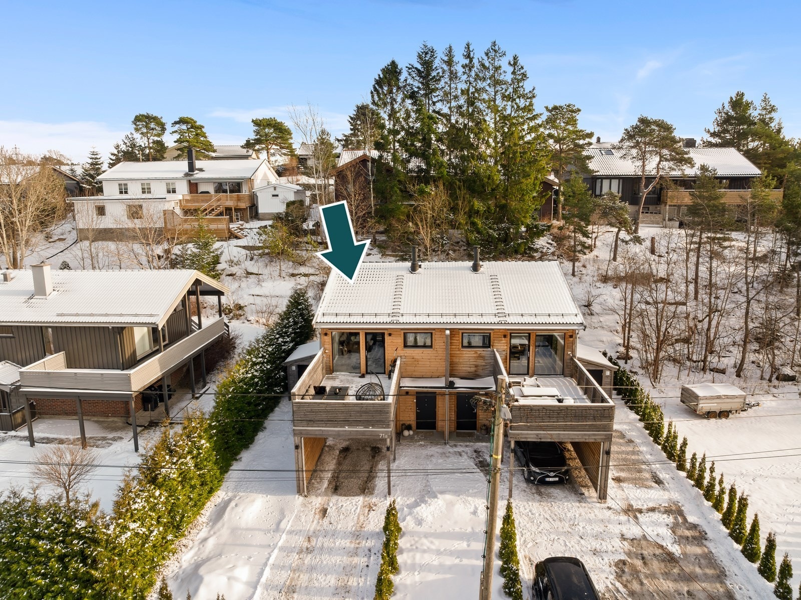 Nyere og moderne tomannsboligen over to plan med bl.a. vedlikeholdsfri kledning, gruset oppkjørsel, samt en lettstelt hage. Galleribilde