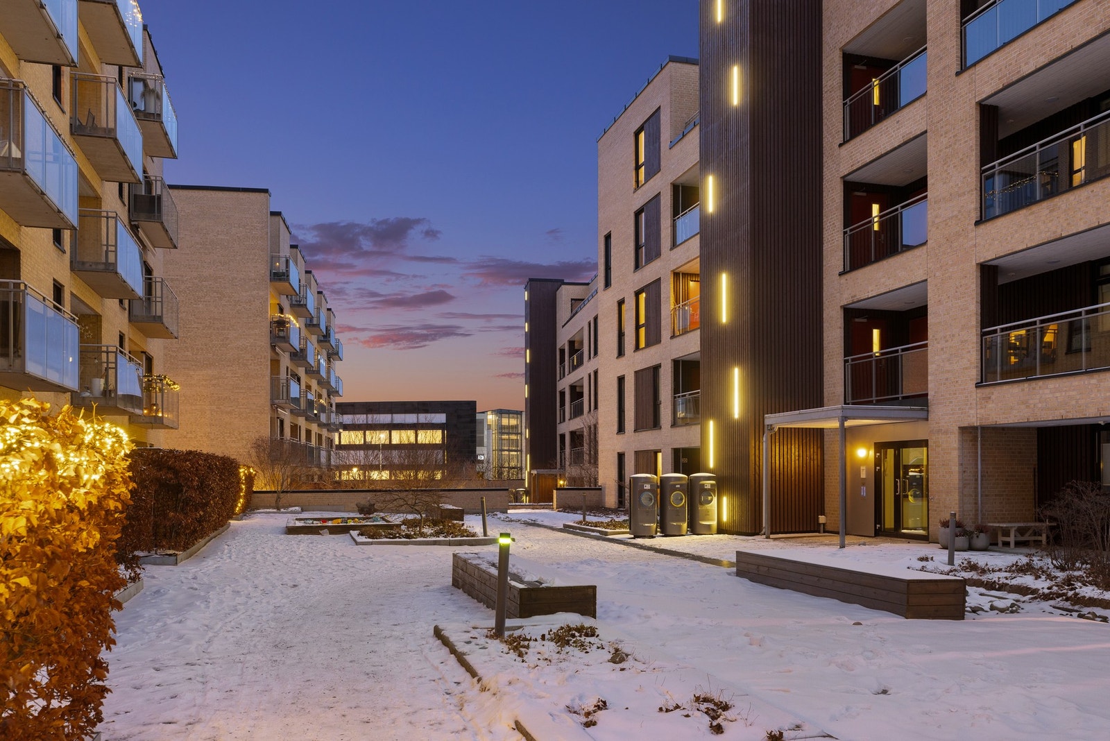 Leiligheten disponerer én parkeringsplass i felles garasjeanlegg med elbillader. Galleribilde