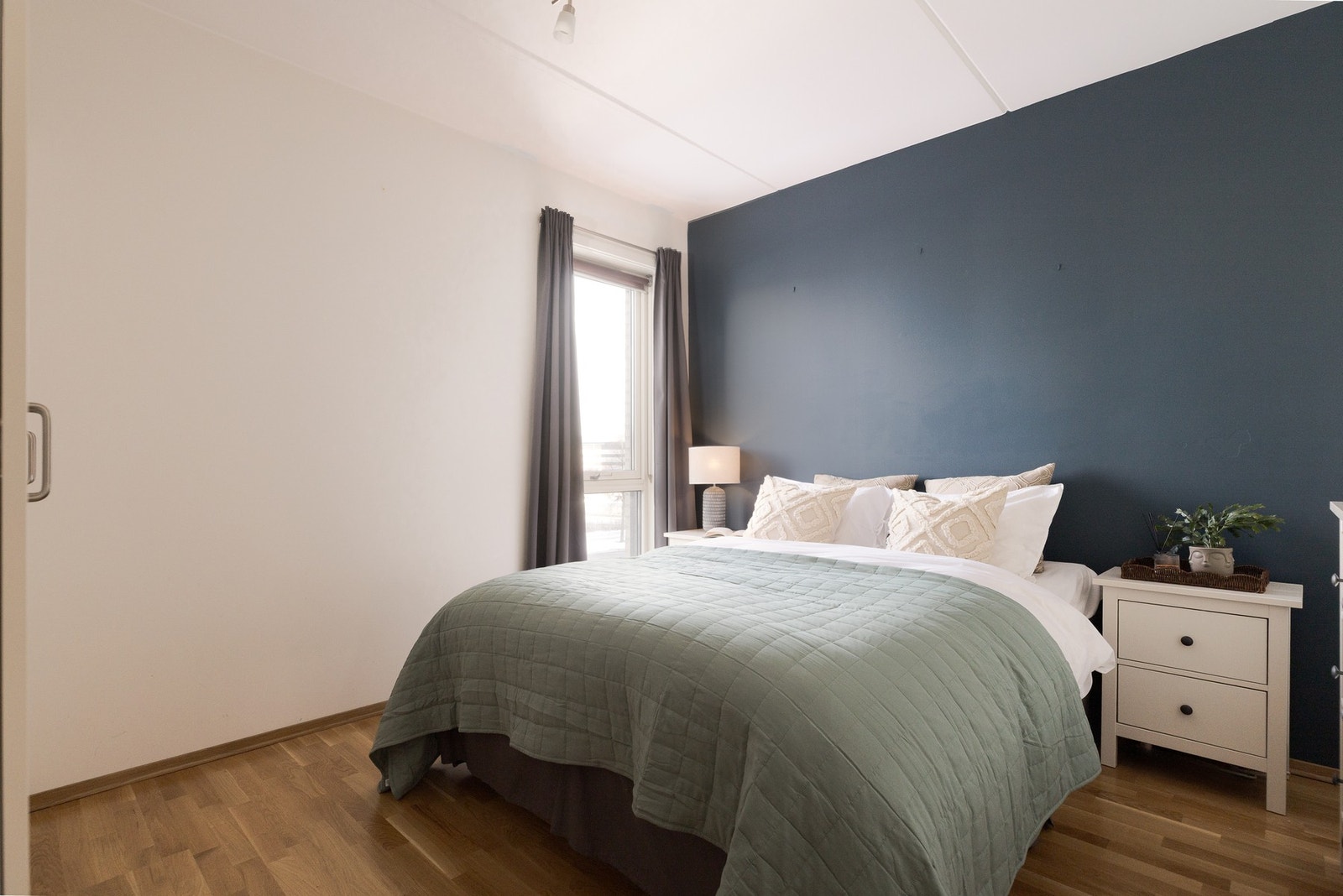 Hovedsoverommet har god plass til ønsket møblement og rikelig med oppbevaringsplass i garderobeskap. Galleribilde