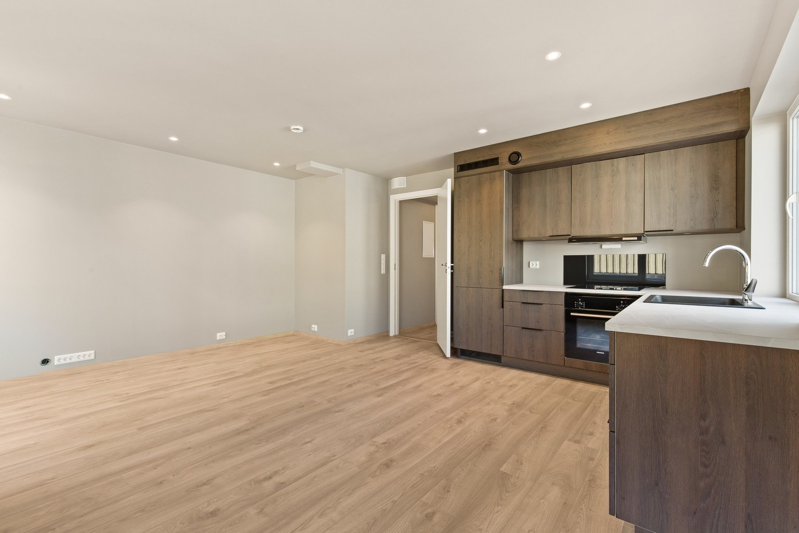 Stor og åpen stue med god plass til riktig møblement. Galleribilde