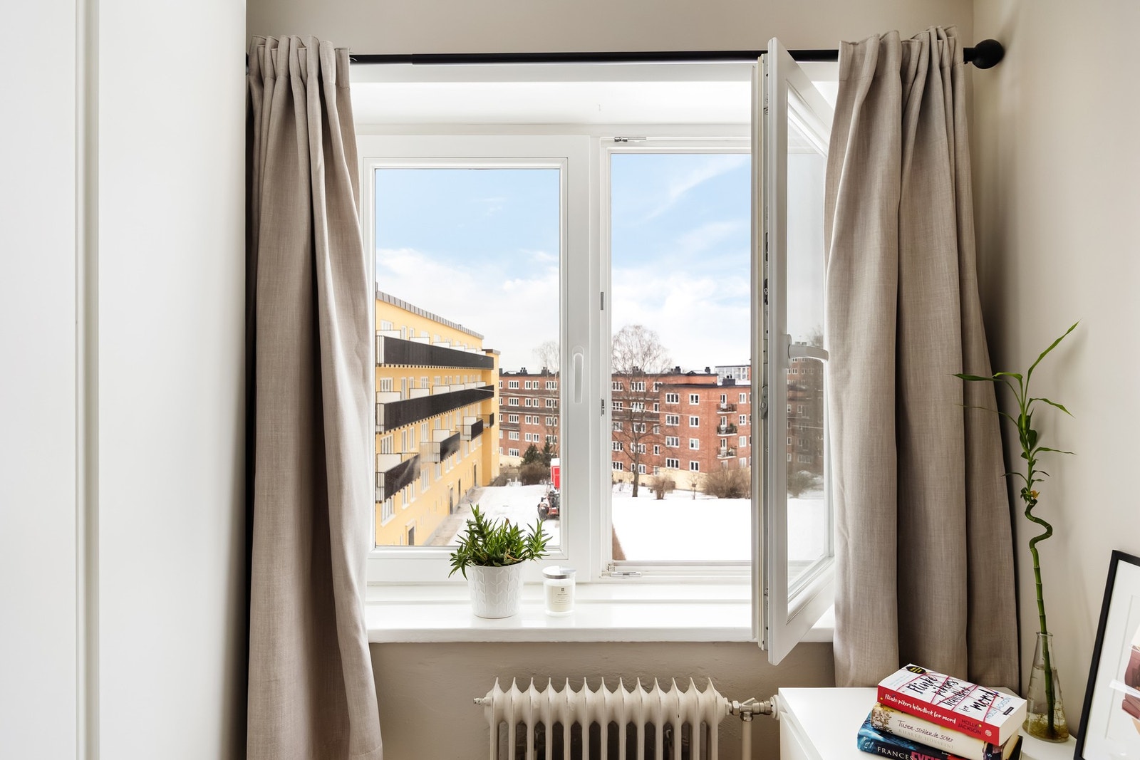 Leiligheten disponerer en innvendig bod som gir gode oppbevaringsmuligheter, og som også kan tilpasses som et praktisk walk-in closet Galleribilde