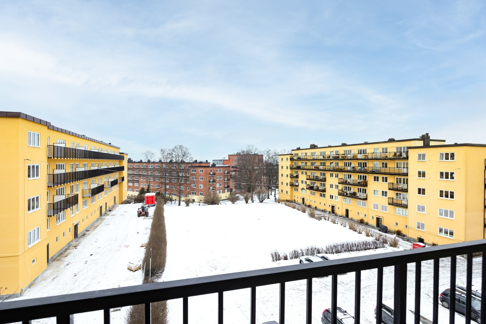 Den gode interne beliggenheten til leiligheten i 4. etasje gir et grønt og åpent utsyn, med svært lite innsyn i boligen Galleribilde