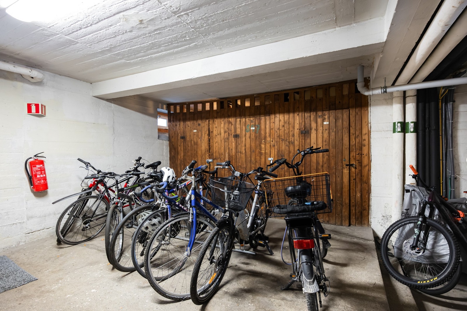 Området byr på flere grøntarealer, benker og beplantinger. Samt er det felles sykkelparkering innendørs Galleribilde