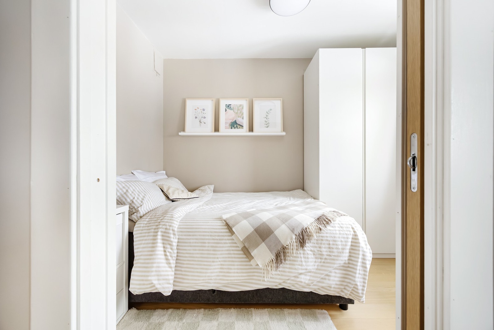 Boligen byr på et lyst og innbydende soverom Galleribilde