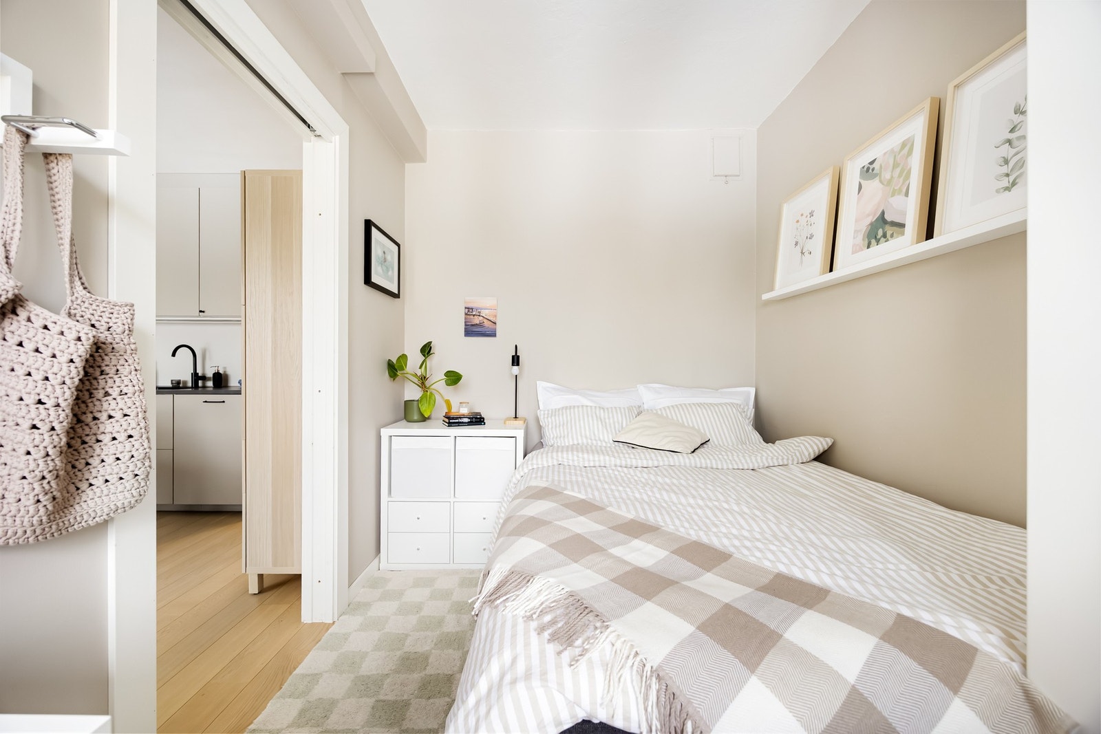 Her er det god plass til dobbeltseng og tilhørende møblement Galleribilde