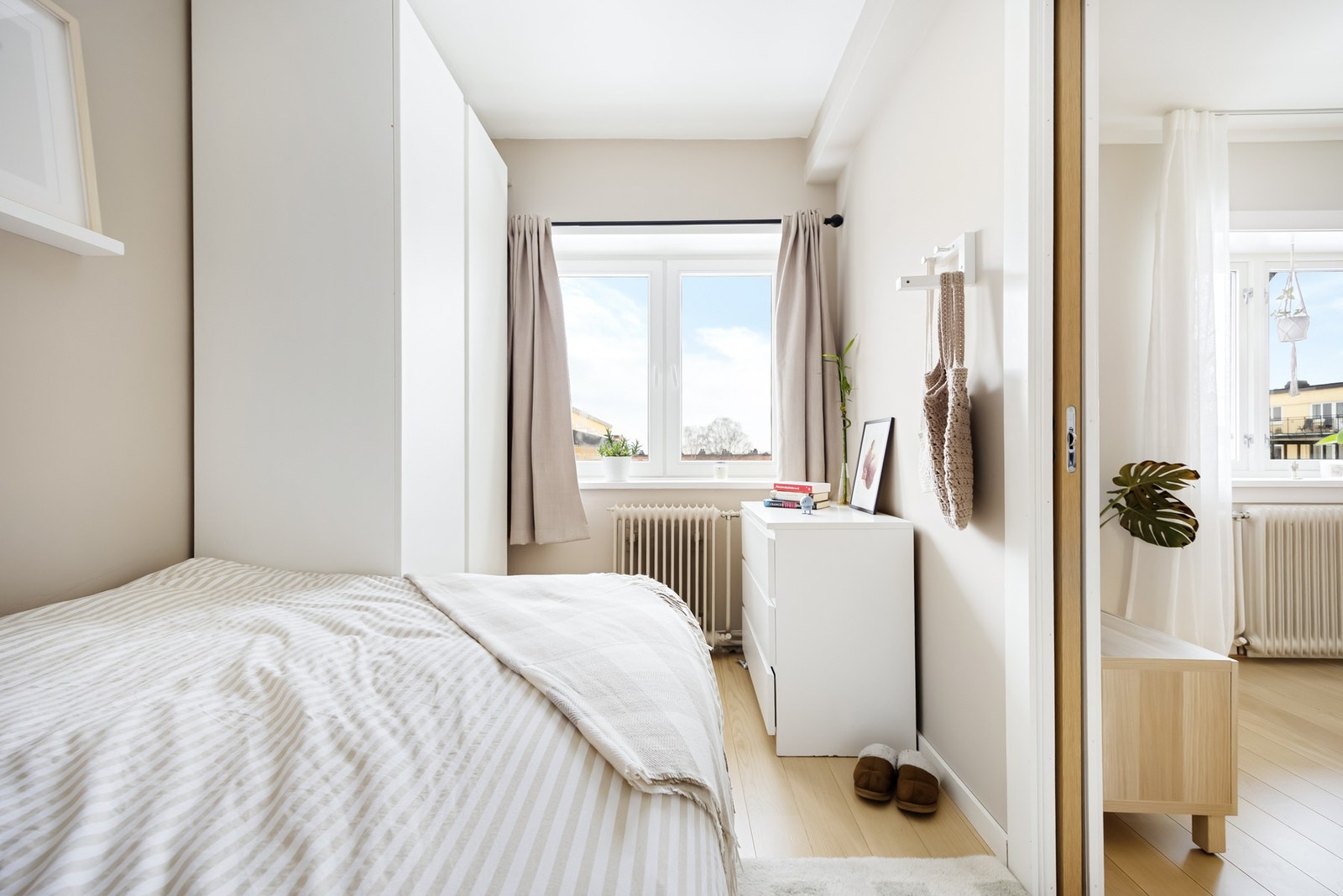 Soverommet er malt i delikate farger og har en rolig intern beliggenhet, noe som vil sikre den gode nattesøvnen Galleribilde