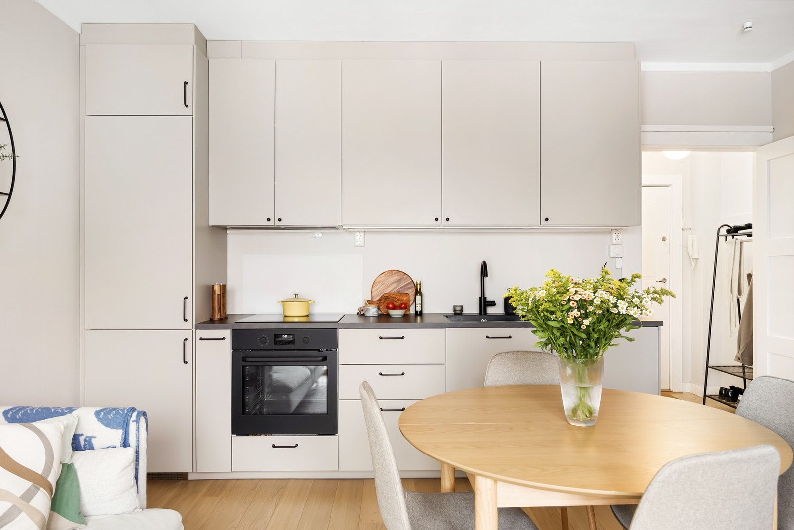 Integrerte hvitevarer som induksjonsplatetopp, stekeovn, oppvaskmaskin og kjøle-/fryseskap gir en funksjonell løsning Galleribilde