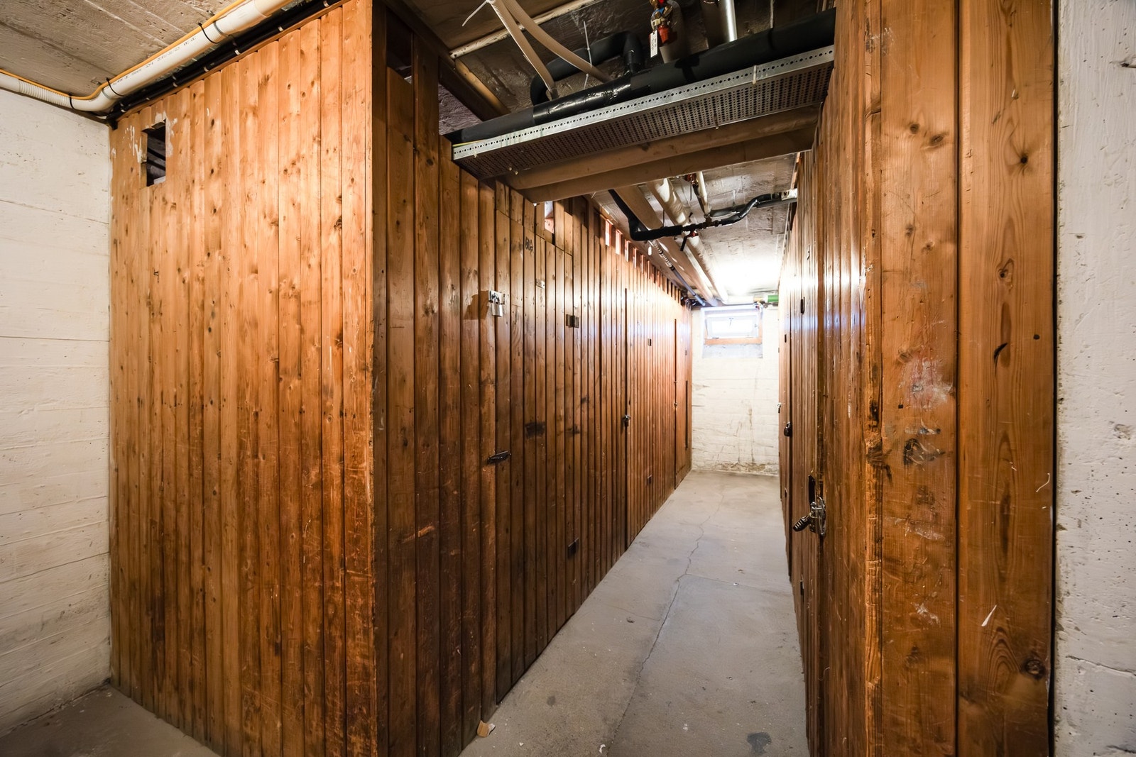 Borettslaget har 16 parkeringsplasser for leie etter venteliste, og 2 gjesteparkeringer beboere kan booke Galleribilde