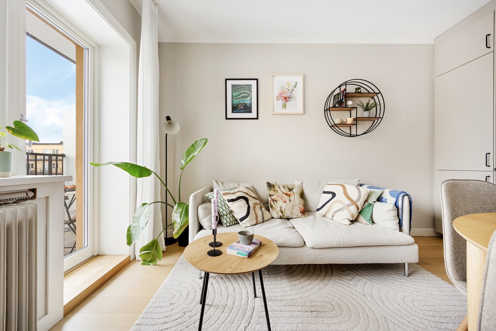 Her er det god plass til både sofagruppe og spisebord Galleribilde