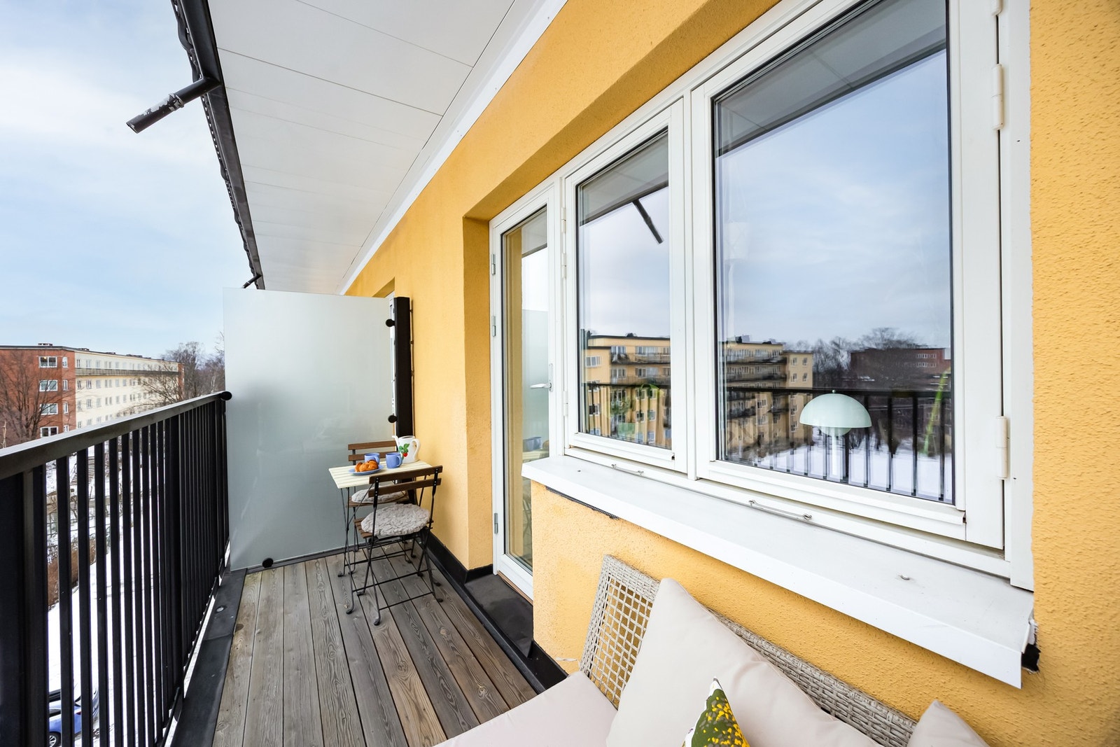 Her er det lett å møblere, og lov med gass- og elektrisk grill, noe som gir gode muligheter for hyggelige sommerkvelder alene eller med venner Galleribilde