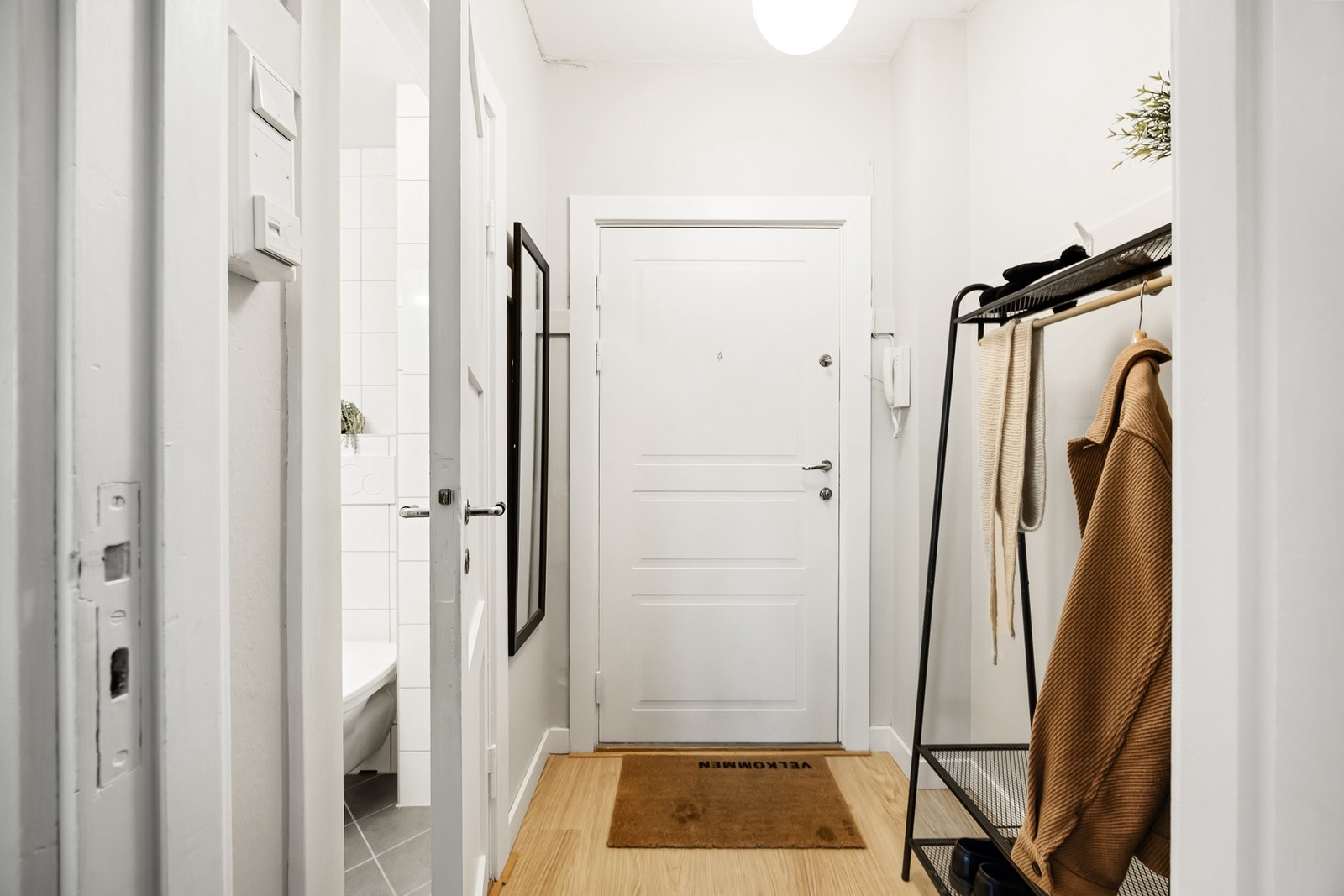 Entré med god plass til oppbevaring av sko og yttertøy Galleribilde