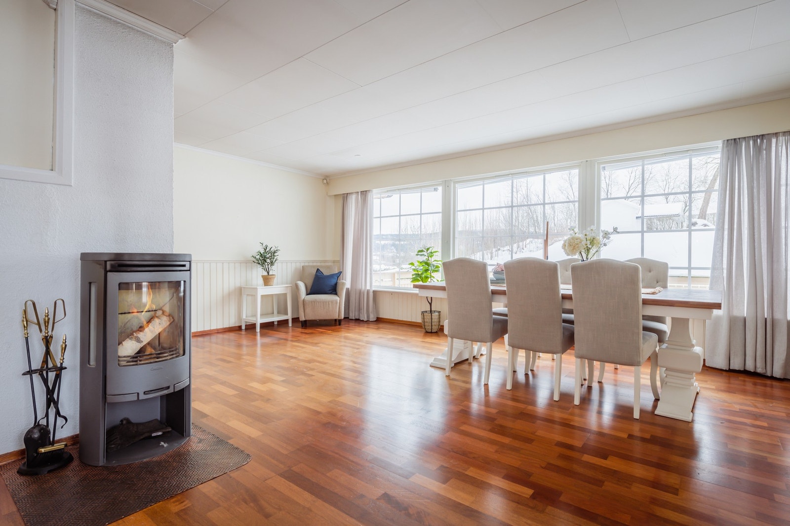 Lys og innbyende stue med god møbleringsfrihet Galleribilde