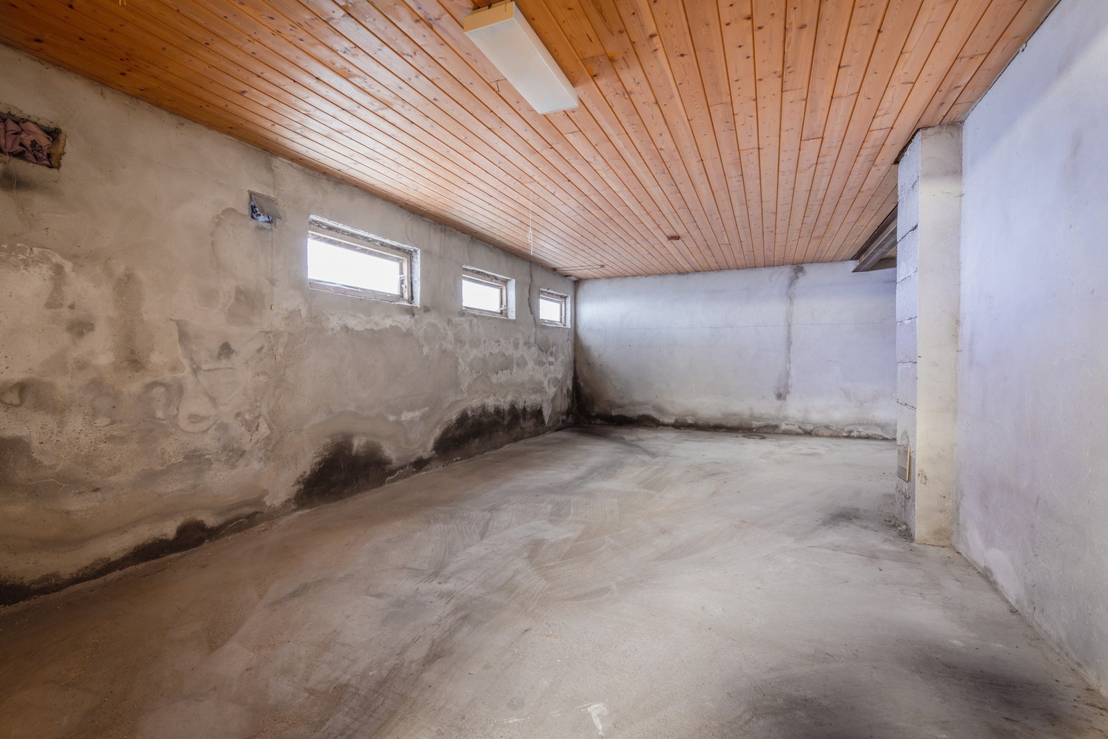 Boligen har full kjeller med stort potensial, og innehar i dag et enkelt vaskerom, rikelig med areal og et par boder. Galleribilde