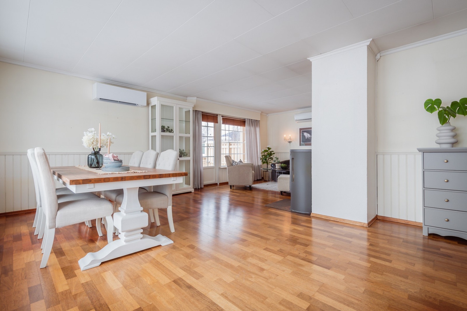 Fra stuen er det utgang til stor og deilig veranda. Galleribilde