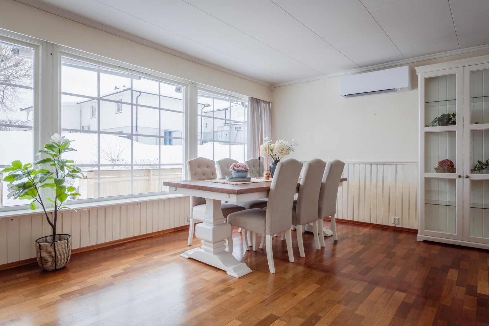 Rikelig med naturlig lys fra store vinduer. Galleribilde