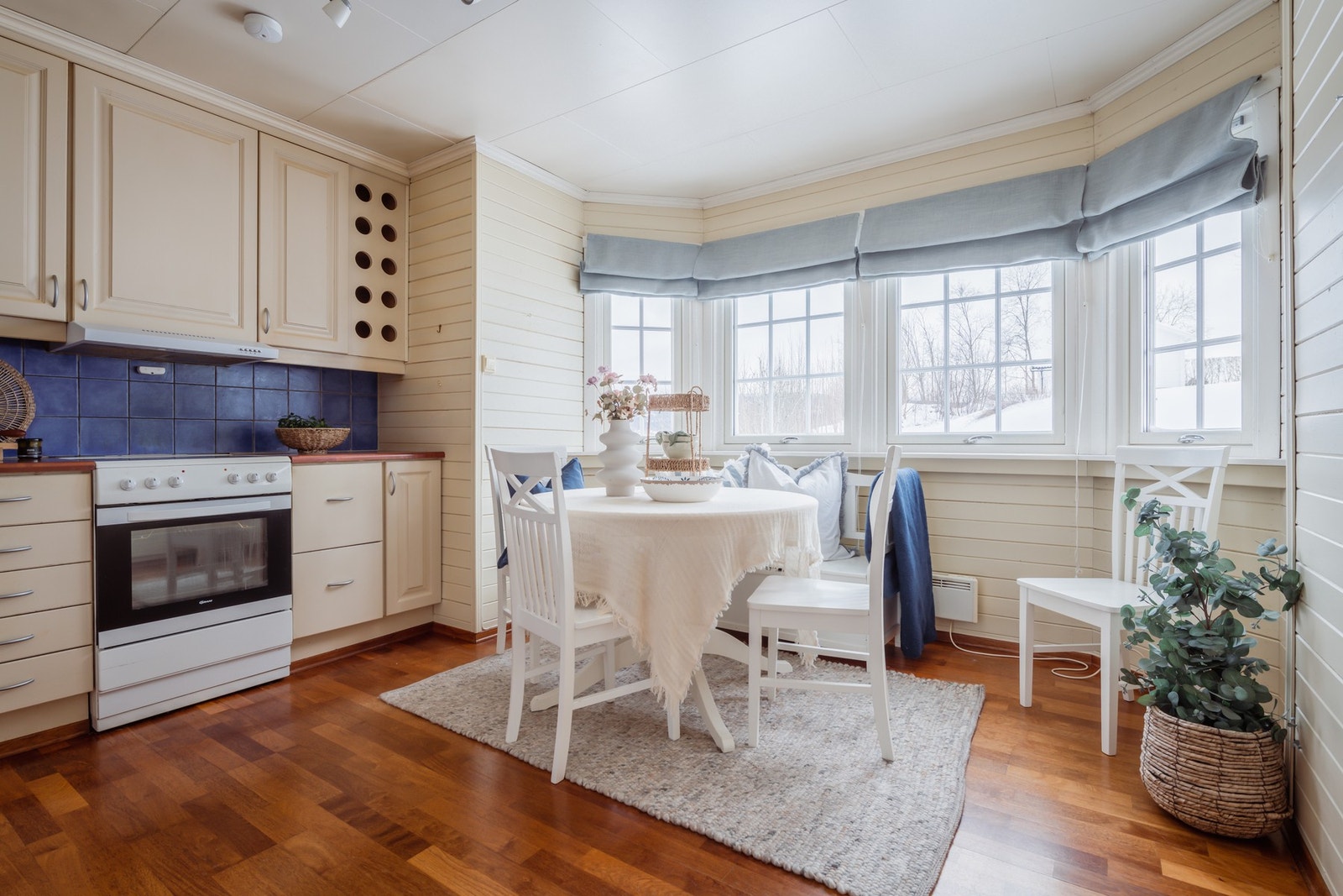 Sjarmerende og solid kjøkken i heltre, med hyggelig spiseplass Galleribilde