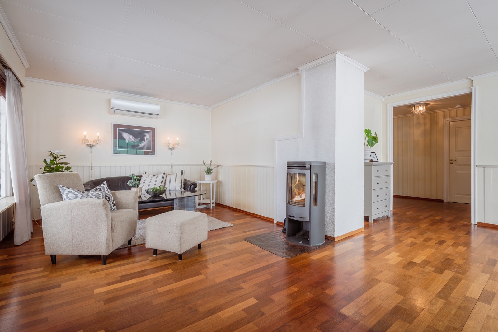 Oppvarming med både peisovn og nyere varmepumpe. Galleribilde