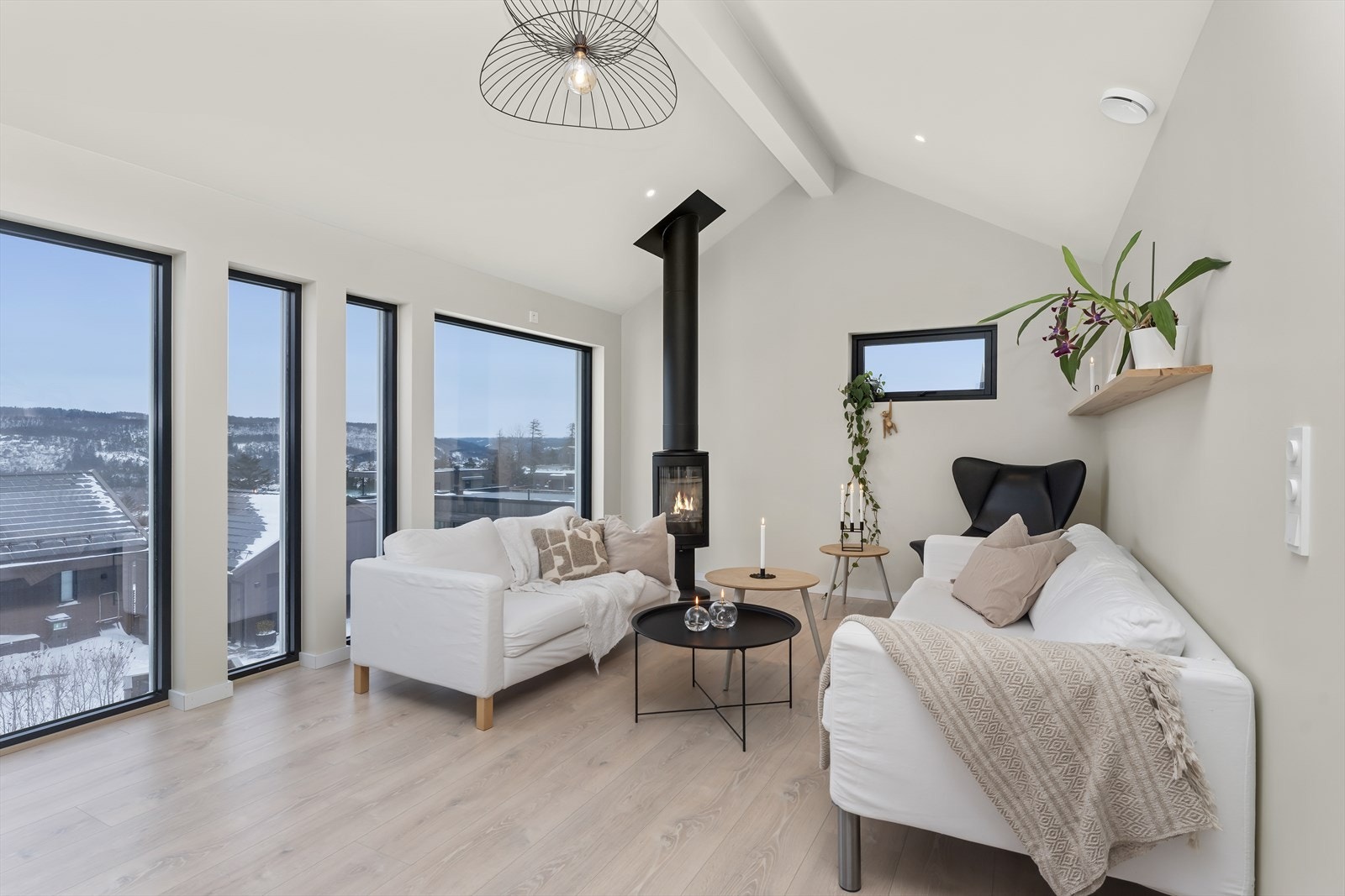 Stuen har også store vindusflater, det gir en unik romfølelse og en utsikt som kan nytes fra sofakroken året rundt Galleribilde