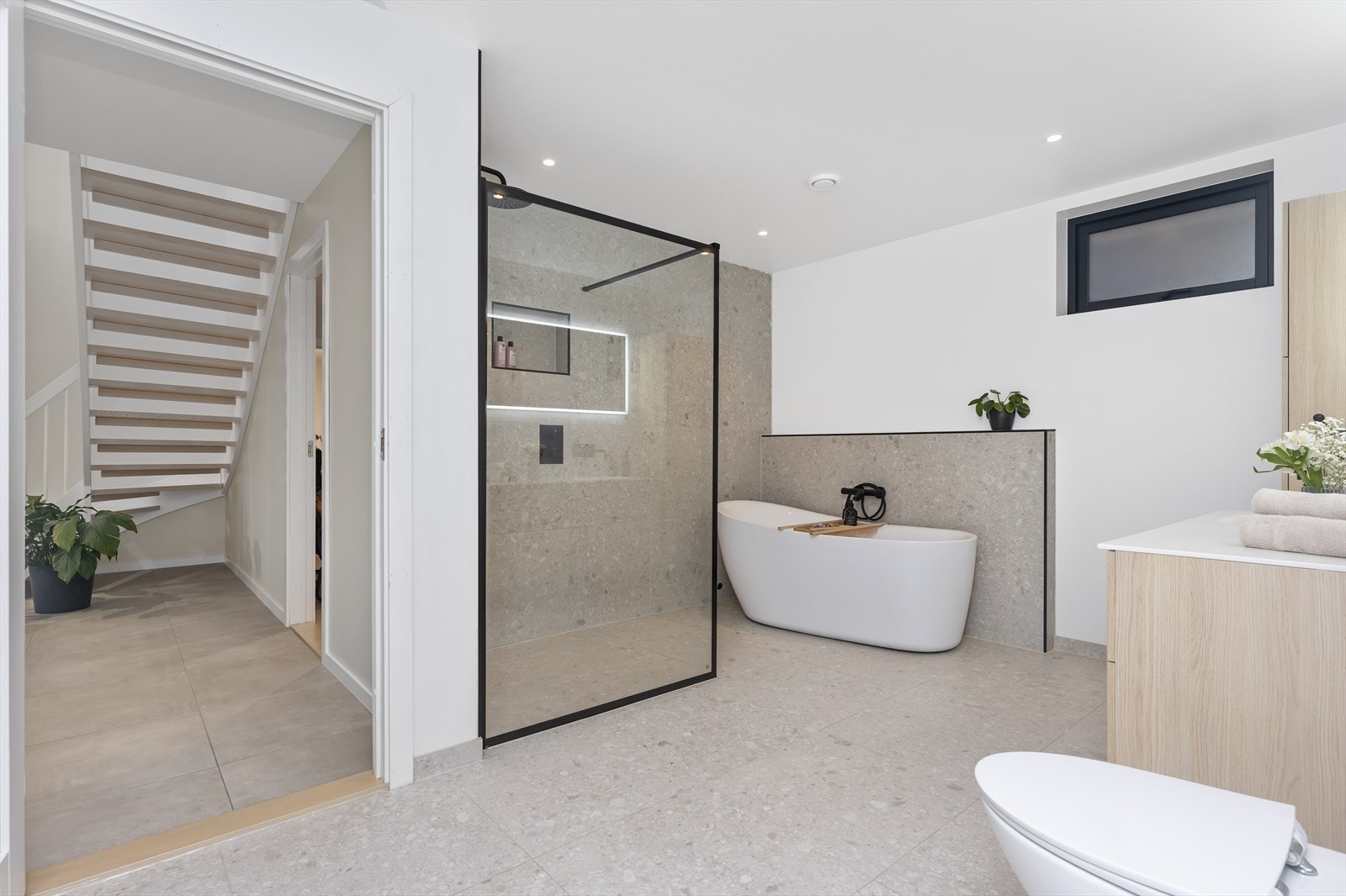 Stilrent materialevalg på badet som fremstår meget elegant inntrykk Galleribilde