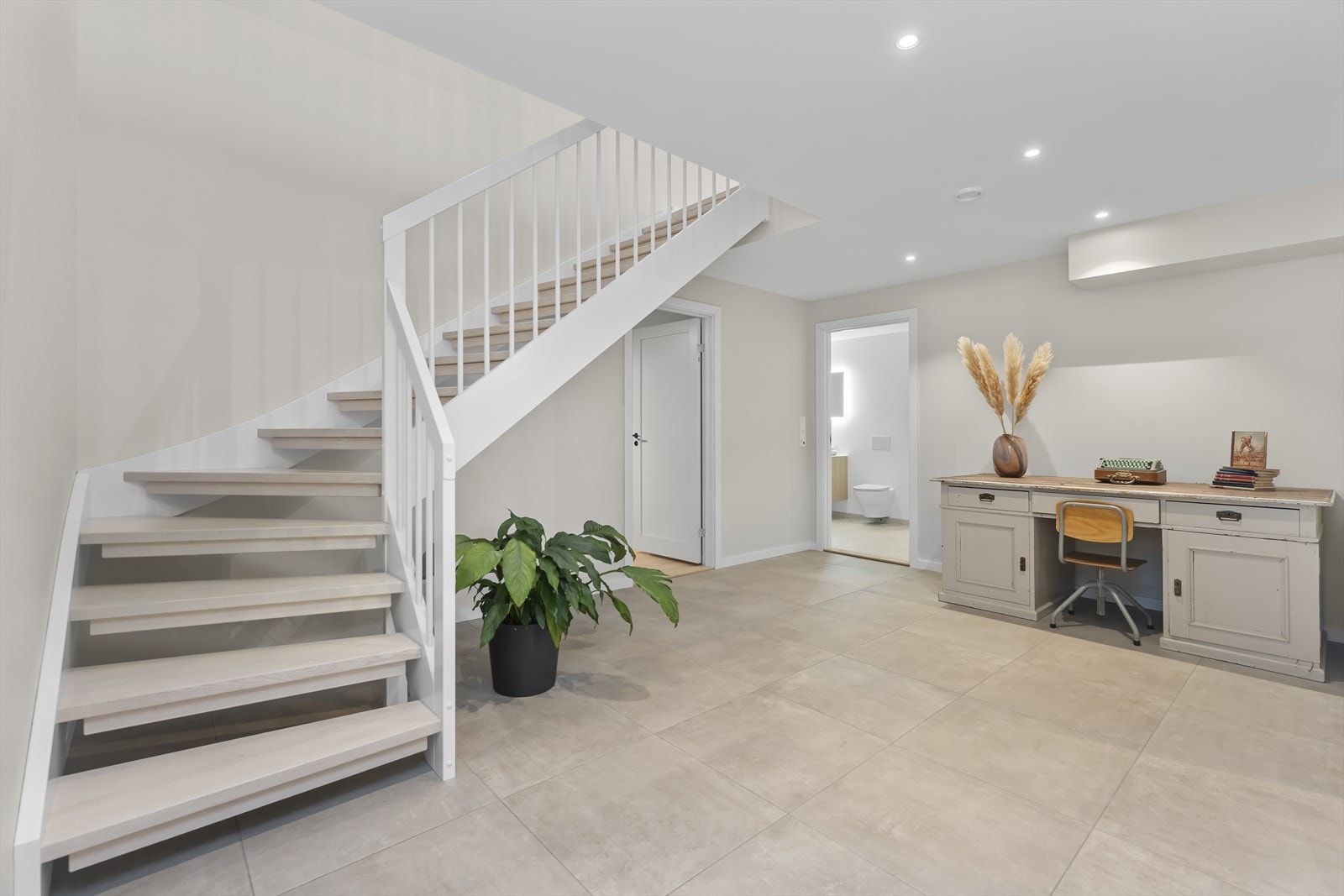 Trappegangen er meget vid og rommelig, vi tar turen opp til hovedetasjen Galleribilde