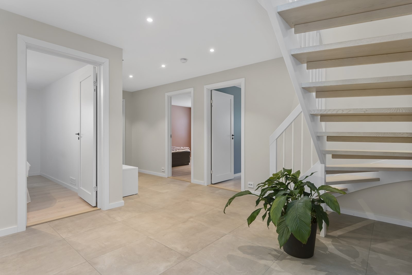 Vi tar turen ned i underetasjen hvor vi her ser inn til tre soverom Galleribilde