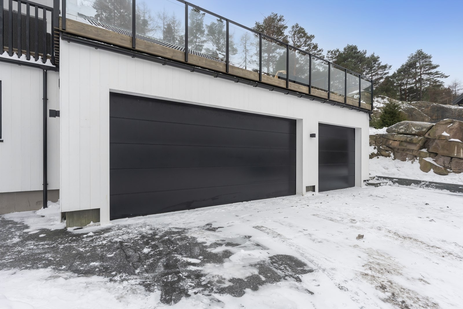 Boligen har dobbel garasje med godkjent bod inn fra den enkle garasjeporten Galleribilde