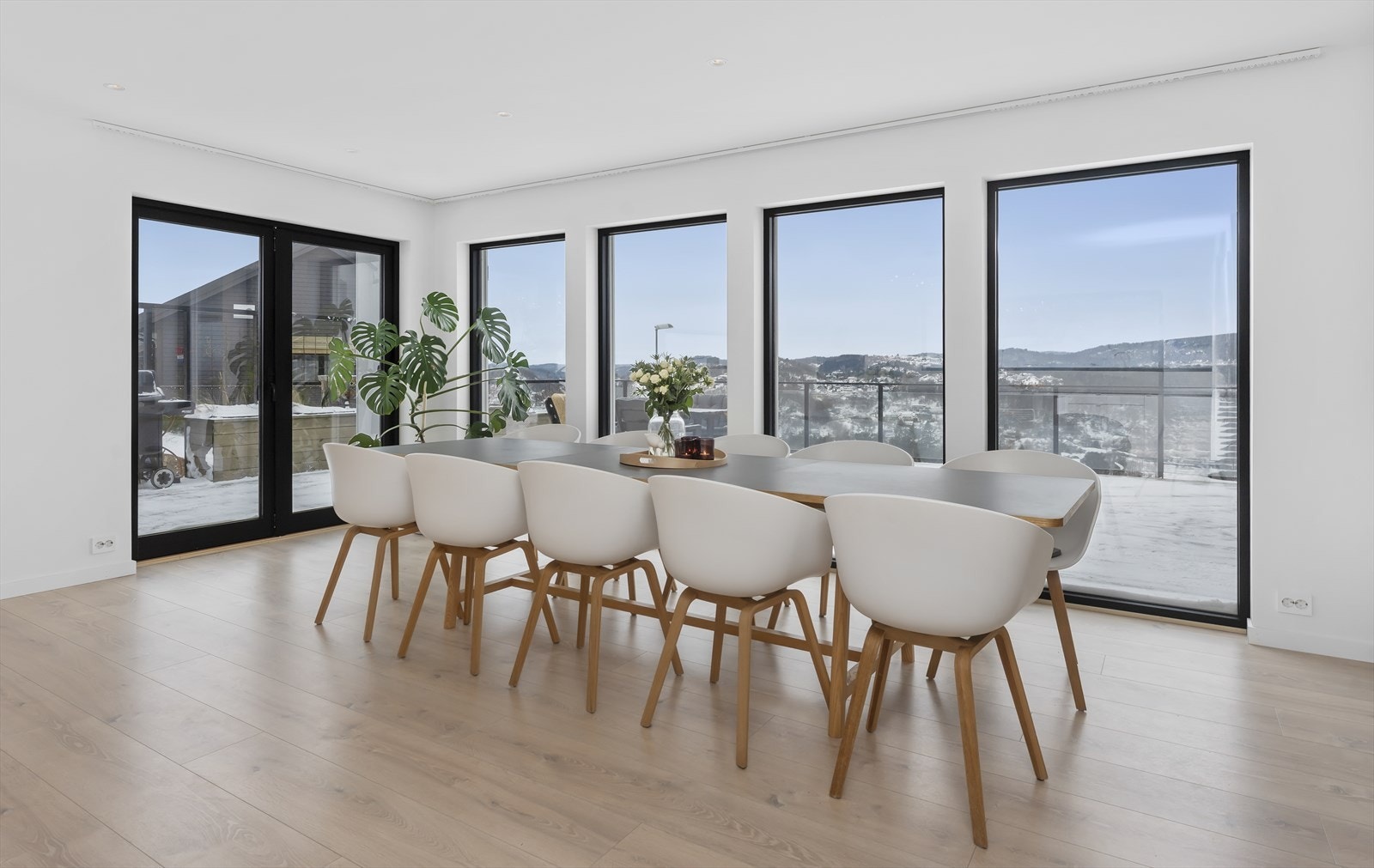 Spiseplassen har god plass til mange gjester vendt mot vinduene med flott utsikt Galleribilde